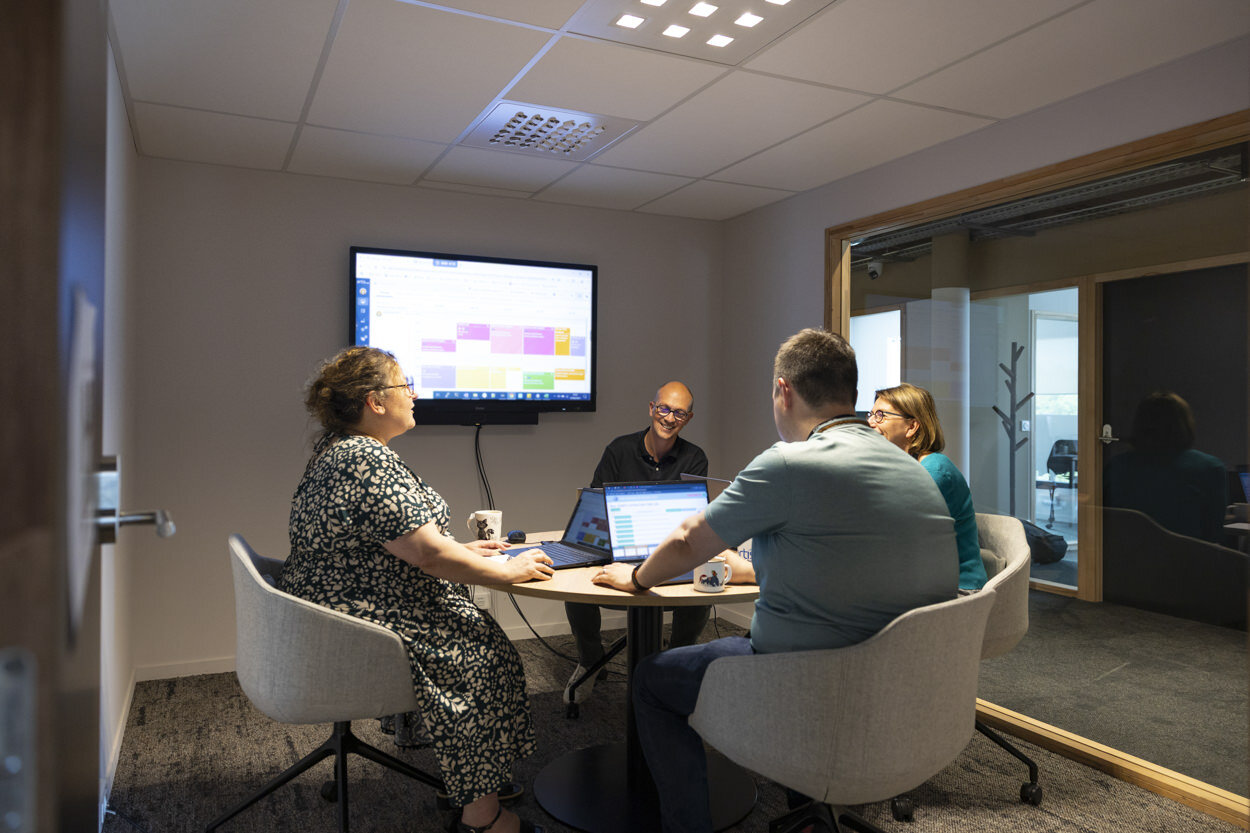 Photo collaborateur ARTIS dans une salle de réunion